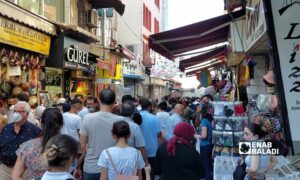 عشرات الأشخاص في أحد أسواق السوق مدينة اسطنبول- 7 آب 2021 (عنب بلدي)
