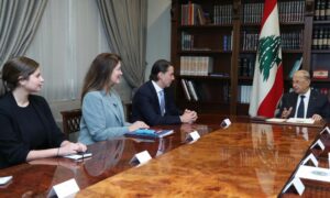 الرئيس اللبناني يتحدث إلى الوسيط الأمريكي آموس هوكشتاين، والسفيرة الأمريكية دوروثي شيا_ 14 من حزيران 2022 (رئاسة الجمهورية اللبنانية/ تويتر)
