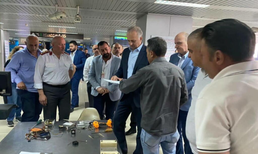 وزير النقل في حكومة النظام السوري، زهير خزيم، يتفقد عمليات صيانة مطار "دمشق" في 15 من حزيران 2022 (وزارة النقل)