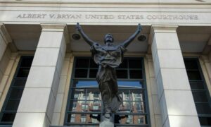مدخل المحكمة الأمريكية في الإسكندرية، فيرجينيا- 2 أيلول 2021 (AP)