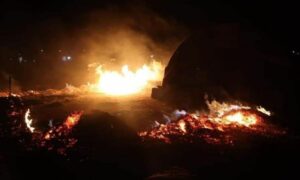 حريق من آثار الانفجار في بلدة بابسقا بريف ادلب في أحد مخيمات النازحين - 2 حزيران 2022 (منسقو استجابة سوريا)