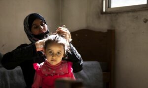 اللاجئة السورية هالة مع ابنتها الصغرى ياسمين في منزلهما في لبنان -  14 آذار 2021 (UNHCR)