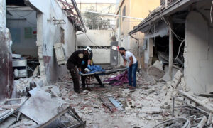 عناصر الدفاع المدني تسعف الجرحى بعد قصف تعرضت له مدينة عفرين شمالي حلب - 12 حزيران 2021 (الدفاع المدني السوري)
