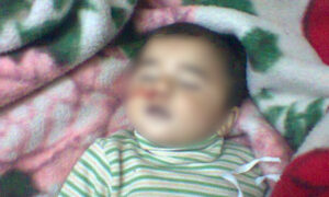 طفل من ضحايا مجزرة قرية القبير بريف حماة الشمالي الغربي- 6 من حزيران 2012 (شبكة الثورة السورية)