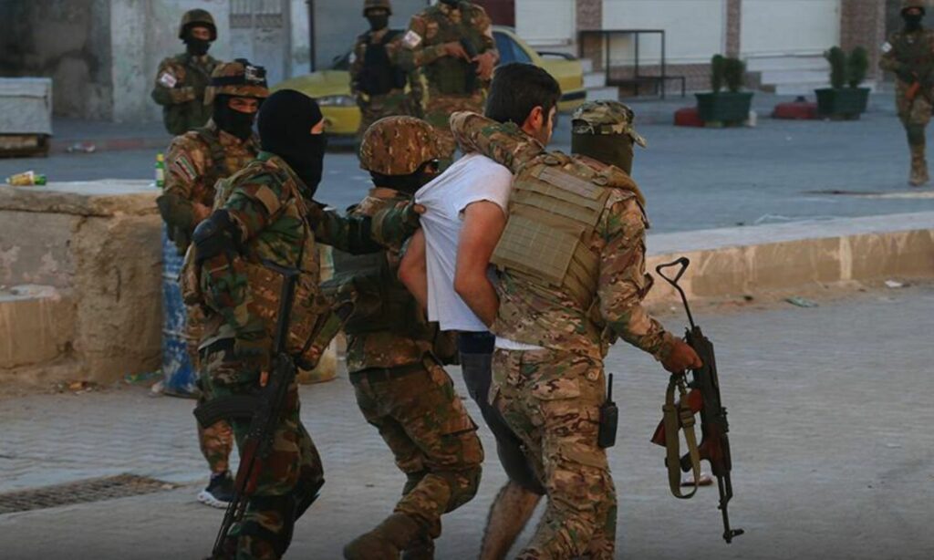 عناصر في "الجيش الوطني" يعتقلون أحد المطلوبين خلال حملة أمنية- 15 من تموز 2021 (عزم / تويتر)
