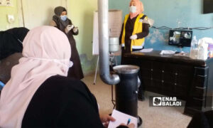 جانب من عمل النساء قي مركز الدفاع المدني النسائي في إدلب (عنب بلدي/هدى الكليب) 