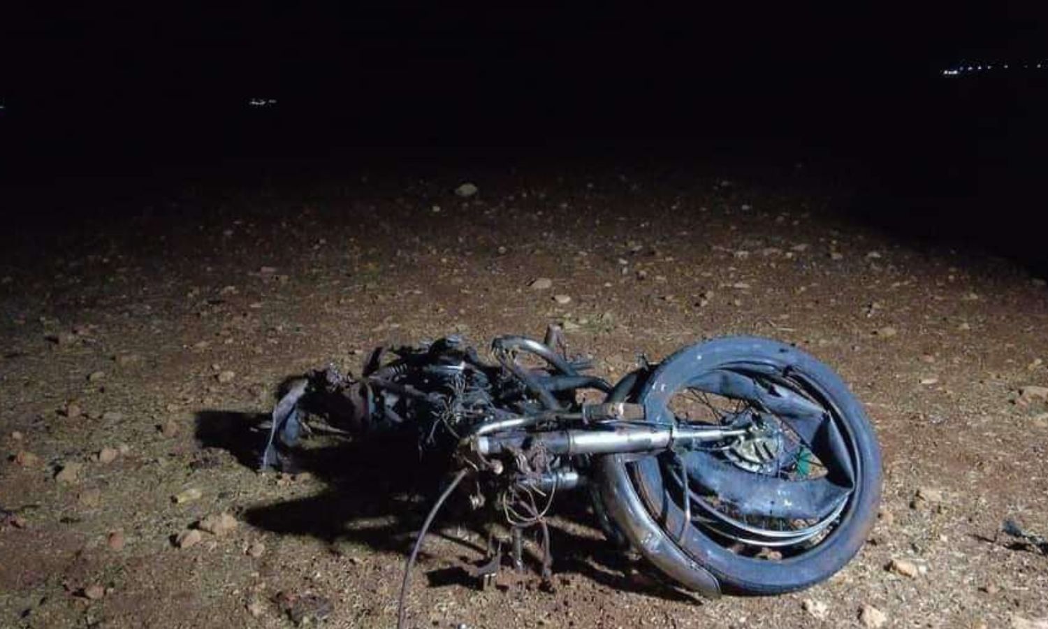بقايا الدراجة النارية التي استهدفتها طائرة مسيّرة تتبع لقوات التحالف الدولي على طريق بلدة قميناس بريف إدلب- 27 حزيران 2022 (متداول شبكات محلية)