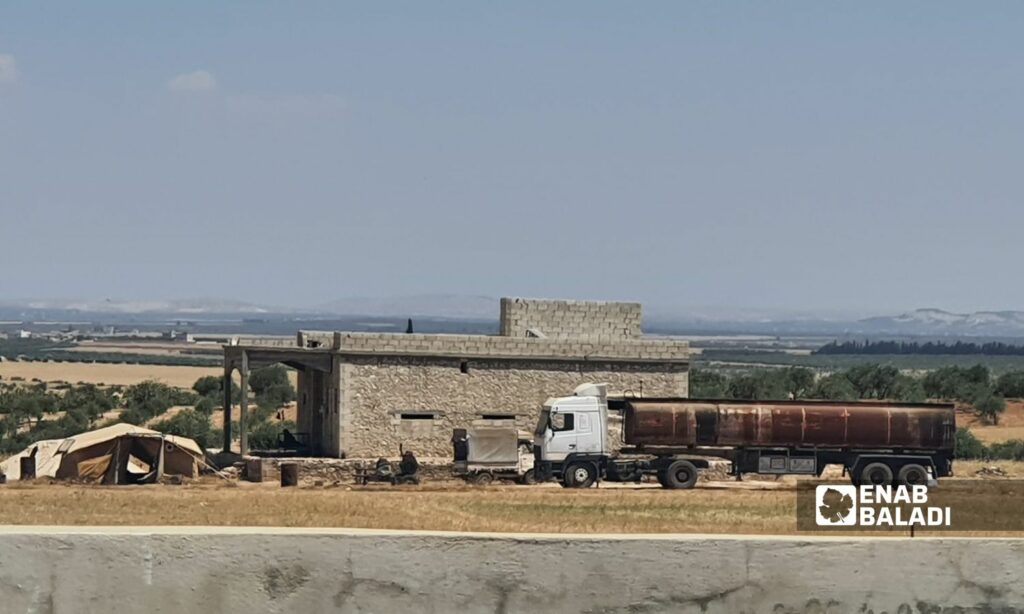 المنزل الذي نفّذت عليه قوات التحالف عملية الإنزال الجوي بريف جرابلس شمالي حلب- 16 من حزيران 2022 (عنب بلدي/ سراج محمد)
