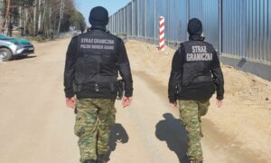 عنصران من قوات حرس الحدود البولندية - 21 من حزيران 2022 (Straż Graniczna)