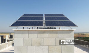 ألواح طاقة شمسية على سطح أحد المنازل بمدينة قباسين بريف حلب الشرقي- 9 حزيران 2022 (عنب بلدي/ سراج محمد)

