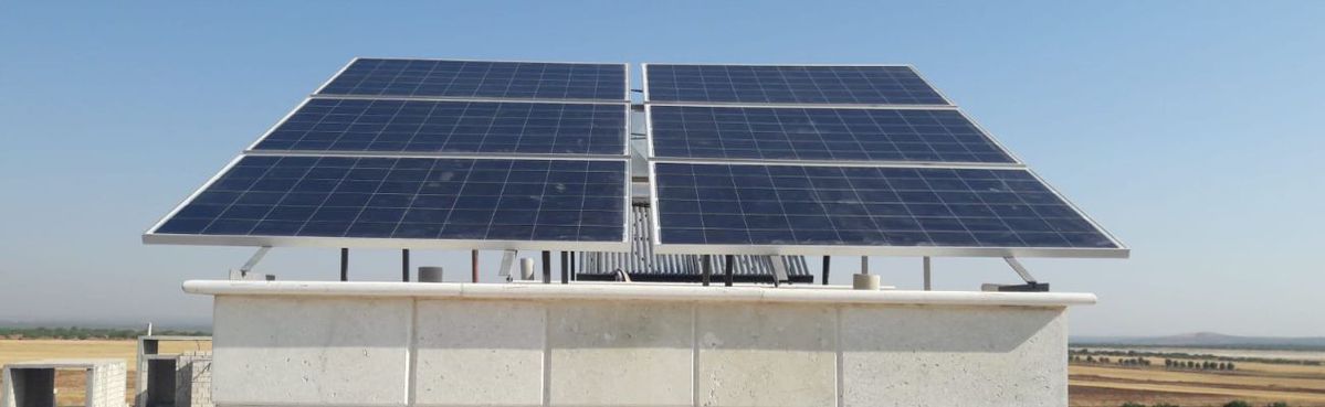 ألواح طاقة شمسية على سطح أحد المنازل بمدينة قباسين بريف حلب الشرقي- 9 حزيران 2022 (عنب بلدي/ سراج محمد)
