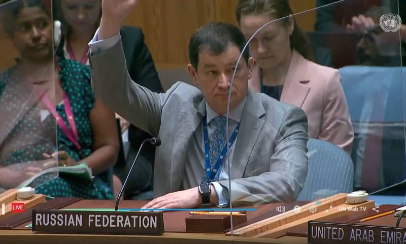 تصويت نائب المندوب الروسي ديميتري بولانسكي في مجلس الأمن الدولي على مشروع تمديد المساعدات الإنسانية عبر الحدود في سوريا- 8 من تموز 2022 (الأمم المتحدة)