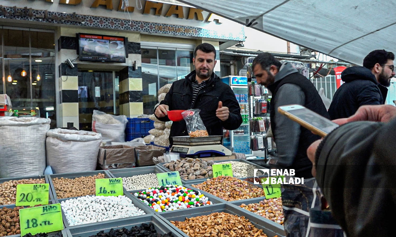 بازار الأربعاء في منطقة الفاتح في ولاية إسطنبول التركية - 26 كانون الأول 2018 ( عنب بلدي / عبد المعين حمص )