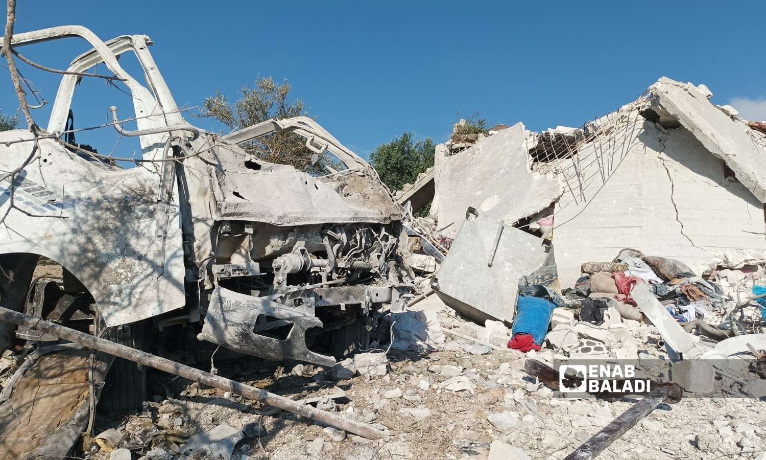 آثار القصف الروسي على أطراف قرية الجانودية في ريف إدلب الغربي - 22 تموز 2022 (عنب بلدي / محمد نعسان دبل)
