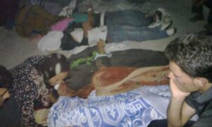جثث قتلى يبكيهم ذووهم في بلدة التريسمة بعد المجزرة_ 12 من تموز 2012 (أرشيف الثورة السورية/ تويتر) 