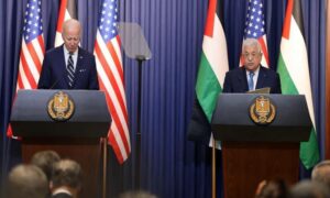 الرئيس الأمريكي جو بايدن ورئيس السلطة الفلسطينية محمود عباس خلال مؤتمر صحفي مشترك في رام الله_  15 من تموز 2022 (إذاعة صوت فلسطين)