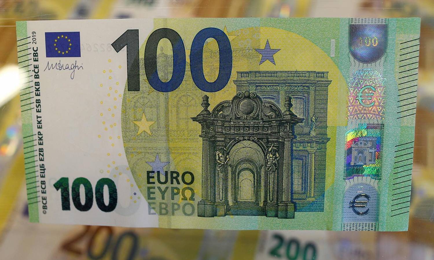 عملة من فئة 100 يورو (يورونيوز)