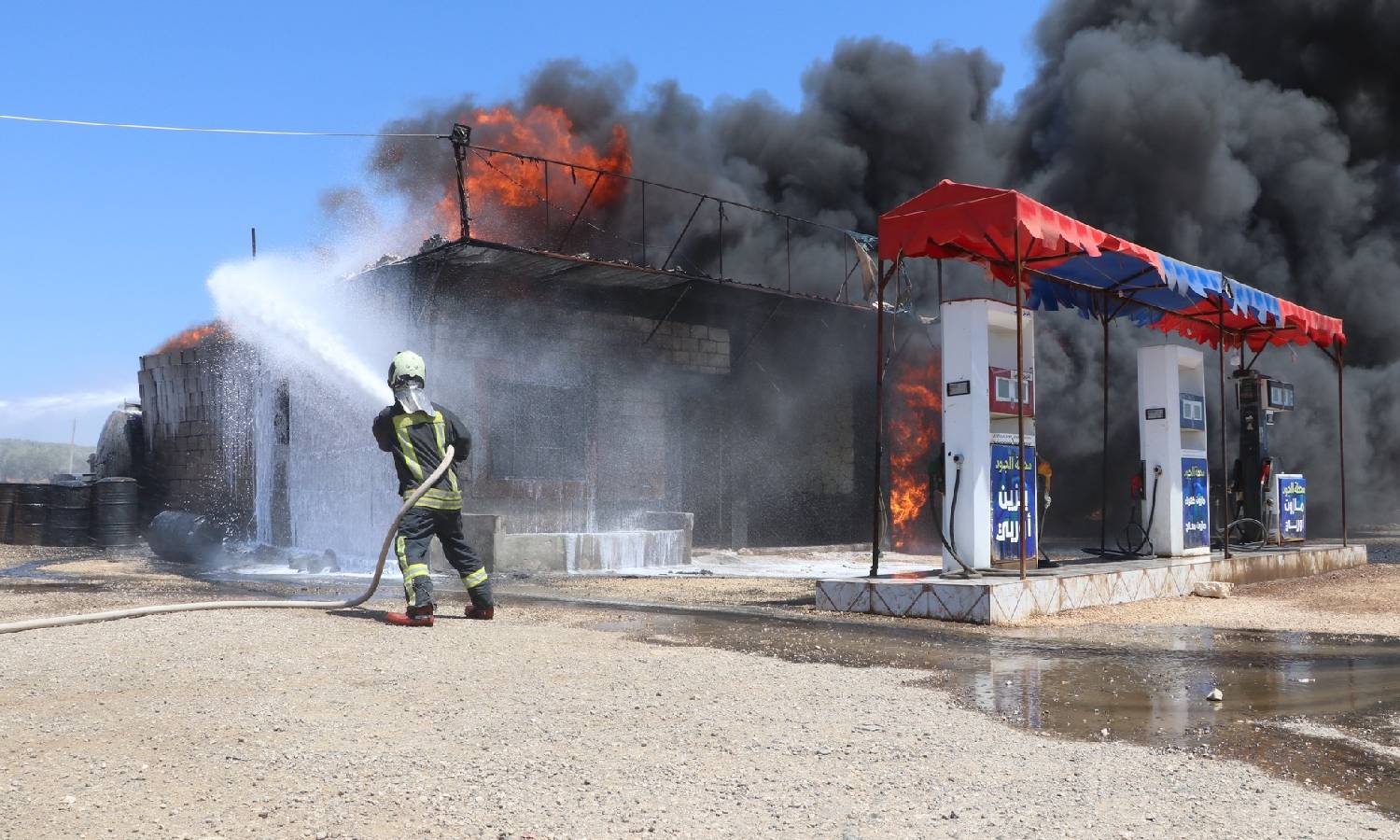 "الدفاع المدني" يخمد حريق في محطة وقود على طريق جنديرس- عفرين (الدفاع المدني السوري)