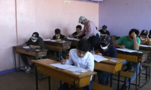 طلاب خلال تقديم امتحان شهادة التعليم الأساسي بريف إدلب الشمالي- 6 حزيران 2022 (وكالة أنباء الشام)