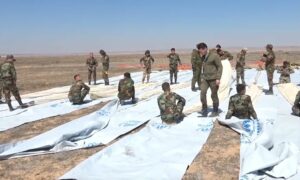 عناصر من قوات النظام السوري ضمن “قوات النمر” في أثناء تدريبات عسكرية مع قوات روسية على إنزال مظلي – 30 من آذار 2022 (زفيزدا)