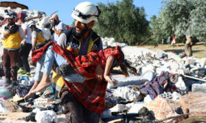 متطوع في الدفاع المدني السوري ينتشل جثة طفلة من تحت انقاض خلفها قصف روسي غربي إدلب- 22 تموز 2022 (الدفاع المدني السوري)
