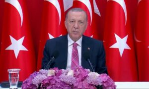 الرئيس التركي رجب طيب أردوغان أثناء الإعلان عن قيمة الحد الأدنى للأجور في تركيا - 1 تموز 2022 (الأناضول)