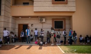 مهاجرون يستعدون للمغادرة إلى إيطاليا من ليبيا عبر ممر إنساني - 4 تموز 2022 (المفوضية السامية للأمم المتحدة لشؤون اللاجئين)