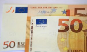 ورقة نقدية فئة 50 يورو خلال عرض قدمه البنك المركزي الألماني (Bundesbank) في فرانكفورت - 16 آذار 2017 (رويترز)