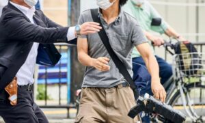 المهاجم الذي قتل رئيس الوزراء الياباني يحمل سلاحه بجانبه بعد وقت قصير من إطلاقه الطلقة الثانية 8 من تموز (NHK News)