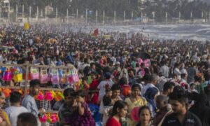 الناس يحتشدون على شاطئ جوهو على ساحل بحر العرب في يوم حار ورطب في مومباي بالهند - 8 أيار 2022 (AP)