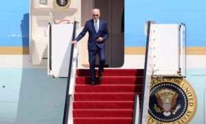 الرئيس الأمريكي جو بايدن ينزل من طائرة الرئاسة في مطار بن غوريون في زيارته لإسرائيل - 13 تموز 2022 (رويترز)