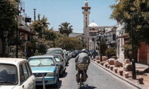 رجل يتجول على الدراجة الهوائية ضمن أحياء دمشق القديمة - حزيران 2022 (عدسة شاب دمشقي)