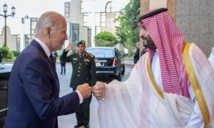 ولي العهد السعودي الأمير محمد بن سلمان يحيي الرئيس جو بايدن بقبضة يده بعد وصوله إلى قصر السلام في جدة- المملكة العربية السعودية - 15 من تموز 2022 (AP)