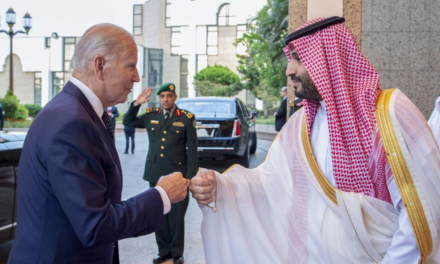 ولي العهد السعودي الأمير محمد بن سلمان يحيي الرئيس جو بايدن بقبضة يده بعد وصوله إلى قصر السلام في جدة- المملكة العربية السعودية - 15 من تموز 2022 (AP)