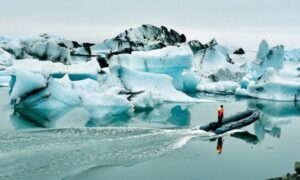 تتشكل بحيرة جوكولسارلون الجليدية في أيسلندا بشكل طبيعي من المياه الجليدية الذائبة بينما تنهار كتل كبيرة من الجليد من أحد الأنهار الجليدية المتقلصة - (UN)