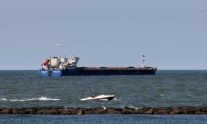سفينة الشحن التي ترفع العلم الروسي Zhibek Zholy شوهدت قبالة ساحل ميناء كاراسو على البحر الأسود في سكاريا  في تركيا- 2 تموز 2022 (وكالة الأنباء رويترز)