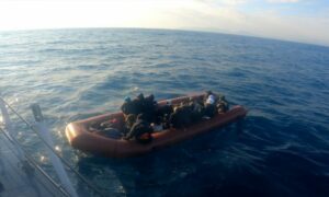 لاجئون في بحر إيجه أنقذتهم السلطات التركية بعد أن دفعت بهم القوات اليونانية (وكالة الأنباء التركية 