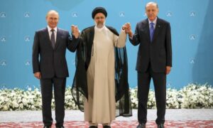 الرئيس الروسي فلاديمير بوتين والرئيس الإيراني إبراهيم رئيسي والرئيس التركي رجب طيب أردوغان قبل محادثاتهم في قصر سعد آباد في طهران - 19 تموز 2022 (AP)