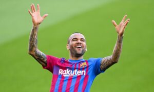 اللاعب البرازيلي داني ألفيس بقميص نادي برشلونة (Dani Alves/ تويتر)