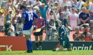 اللاعب الإيطالي روبيرتو باجيو بعد إضاعته ركلة الترجيح أمام منتخب البرازيل في نهائي كأس العالم 1994 (getty images)