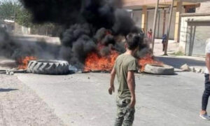 احتجاجات وقطع للطرقات في بلدة الجرذي شرقي محافظة دير الزور- 5 تموز 2022 (مشرق ميديا/ فيس بوك)