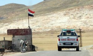 سيارة عسكرية للنظام السوري قرب أحد الحواجز التابعة له في مدينة طفس بريف درعا الغربي- 25 شباط 2021 (سانا)