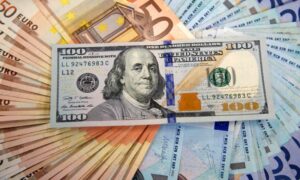 مئة دولار أمريكي فوق مجموعة أوراق نقدية من فئتي 50 و100 يورو (رويترز)