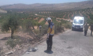 أحد متطوعي الدفاع المدني يتفقد موقع استهداف طائرة مسيرة لدراجة نارية بناحية جنديرس بريف حلب- 12 تموز 2022 (الدفاع المدني/ تيلجرام)