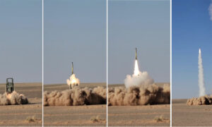 لحظة إطلاق صواريخ من منظومة هيمرز في قاعدة التنف العسكرية جنوب شرقي سوريا- 6 تموز 2022 (مغاوير الثورة/ فيس بوك)