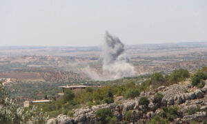 تصاعد الدخان إثر غارة نفذها الطيران الحربي الروسي جنوبي محافظة إدلب- 6 تموز 2022 (الدفاع المدني السوري/ تيلجرام)