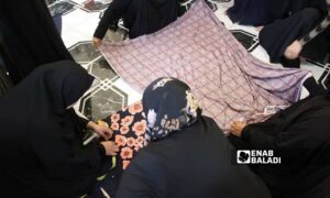 نساء خلال دورات تعلّم الخياطة في إدلب (هدى الكليب/عنب بلدي) 