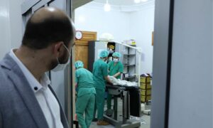 أطباء في أثناء معالجة أحد المرضى داخل أحد المستشفيات في مدينة إدلب- 24 أيار 2022 (مديرية صحة إدلب)
