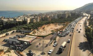 سيارات محتشدة أمام إحدى محطات المحروقات في لبنان- 1 تموز 2021 (AFP)
