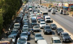 سيارات محتشدة أمام إحدى محطات المحروقات في لبنان- 13 آب 2021 (رويترز)